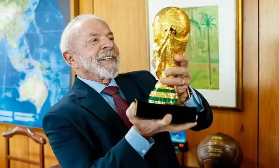 Lula recebe taça da Copa do Mundo e promete vitória após 24 anos sem título