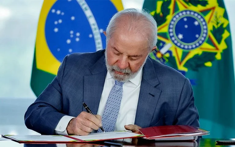 Lula sanciona leis que modernizam Legislativo e veta escalonamentos até 2029