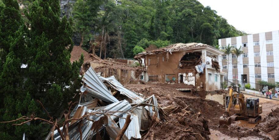 Lula sobrevoa áreas devastadas em Minas Gerais e libera R$ 11,3 milhões