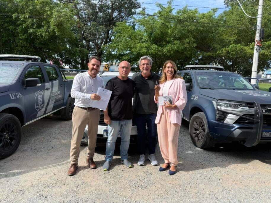 Marcos Kurtz entrega veículos para FME e DEPA em Balneário Camboriú