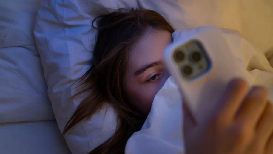 Médico alerta: Exposição a telas à noite prejudica sono de crianças e adultos