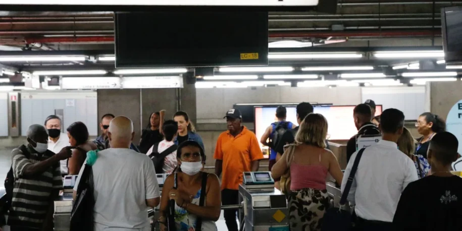 Metrô de SP garante funcionamento 24h durante o Carnaval e altera operações