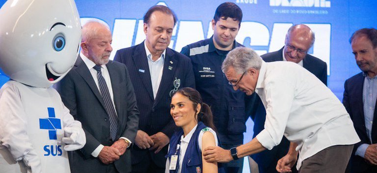 Ministério da Saúde inicia vacinação de 1,2 milhão de profissionais contra dengue