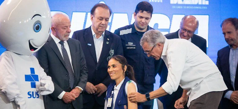 Ministério da Saúde inicia vacinação de 1,2 milhão de profissionais contra dengue