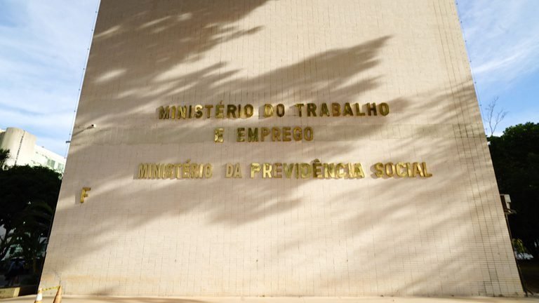 Ministério do Trabalho prorroga por 90 dias regras sobre trabalho em feriados