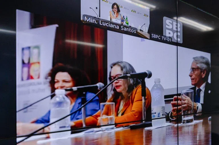 Ministra Luciana Santos homenageia ganhadoras do Prêmio Carolina Bori em cerimônia tensa