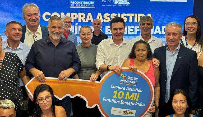 Ministro Jader Filho anuncia 10,6 mil casas para vítimas das enchentes no RS