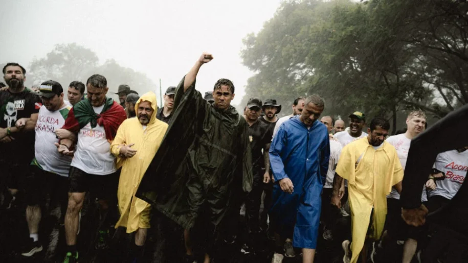 Nikolas Ferreira mobiliza milhares contra prisão de Jair Bolsonaro em Brasília