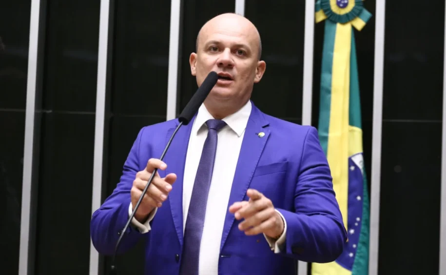 Novo líder da oposição visita Bolsonaro e critica ascensão da extrema-direita