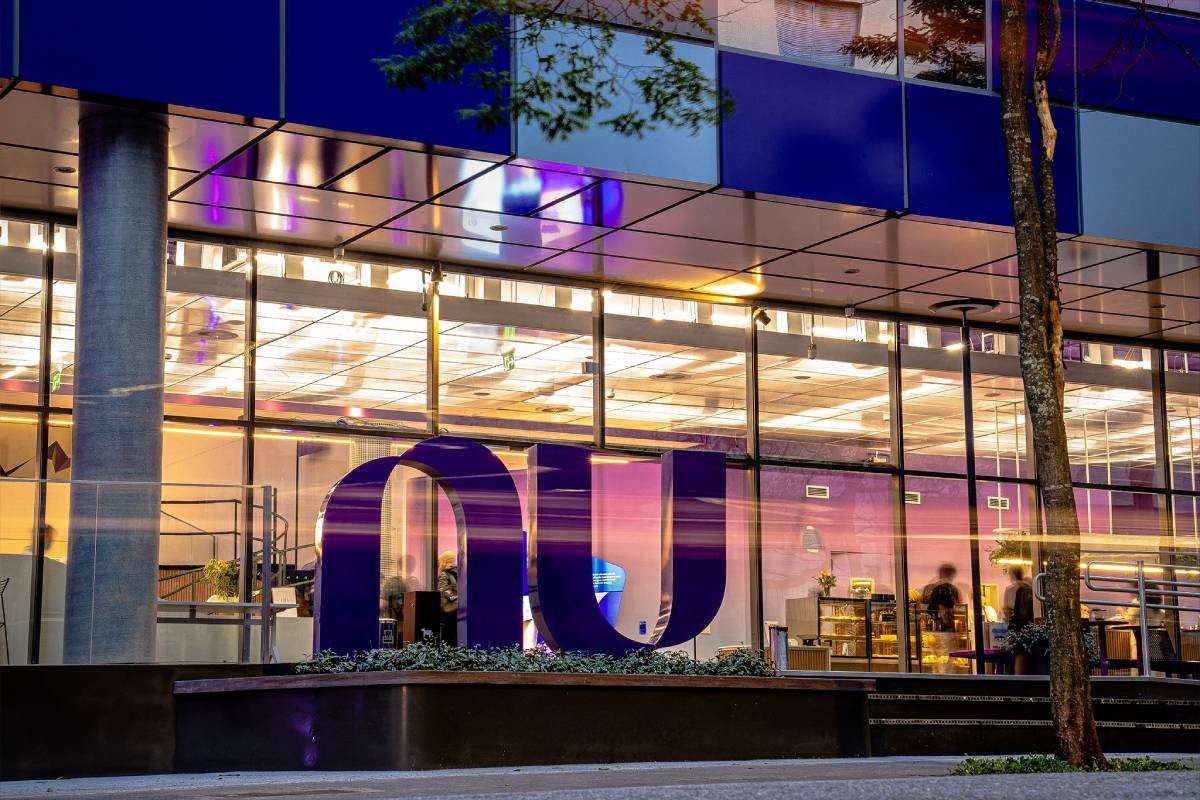 Nubank surpreende mercado com lucro de US$ 894,8 milhões no 4º tri e alta de 50%