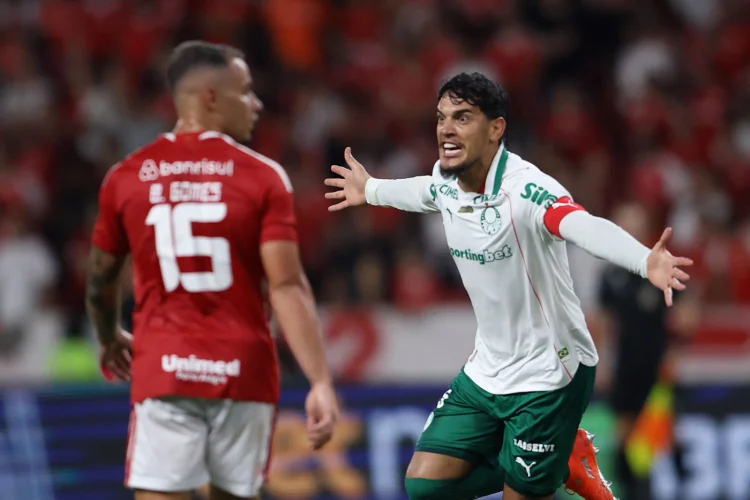 Palmeiras conquista vitória sobre Internacional e lidera o Brasileirão com 7 pontos