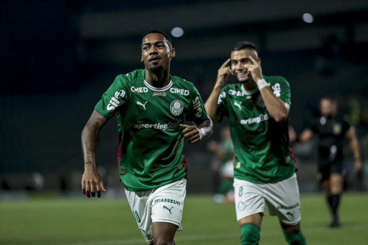 Palmeiras supera Fluminense por 2 a 1 e mantém liderança do Brasileirão