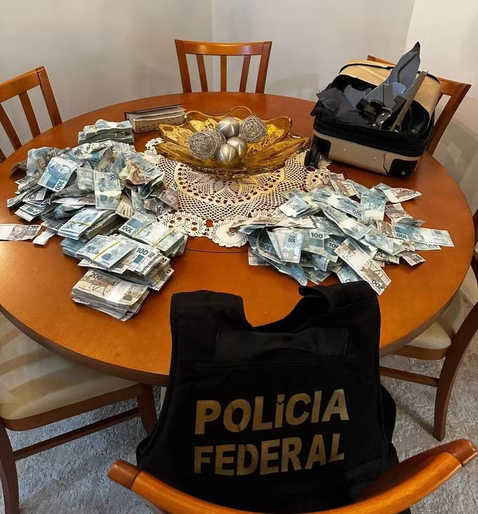 Polícia Federal deflagra Operação Barco de Papel e recupera dinheiro em Balneário Camboriú