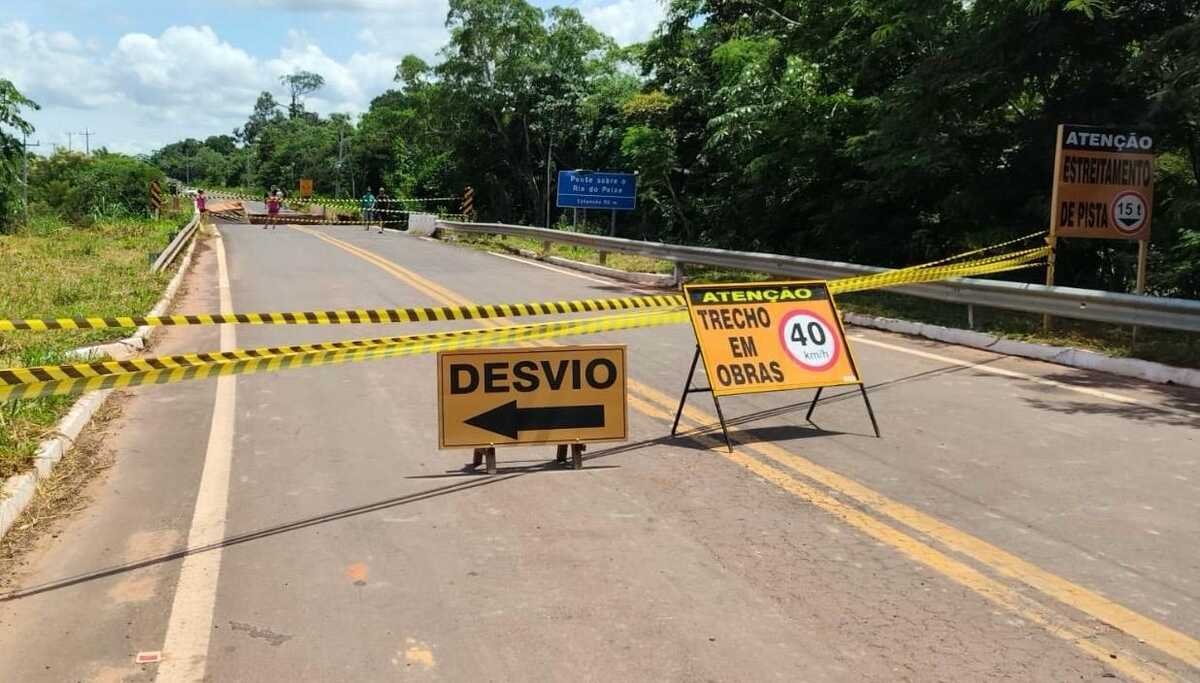 Ponte do Rio do Peixe cede na MS-080 após carreta acima do peso em Rio Negro