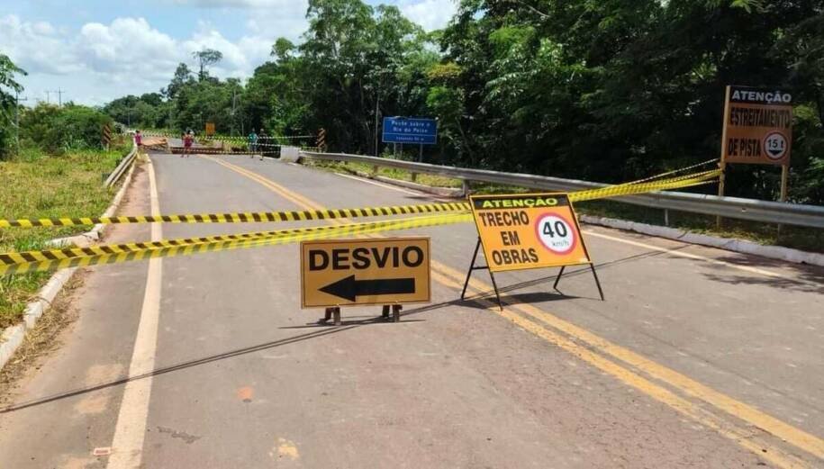 Ponte do Rio do Peixe cede na MS-080 após carreta acima do peso em Rio Negro
