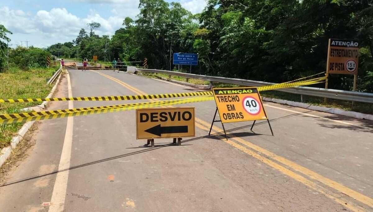 Ponte do Rio do Peixe cede na MS-080 após carreta acima do peso em Rio Negro