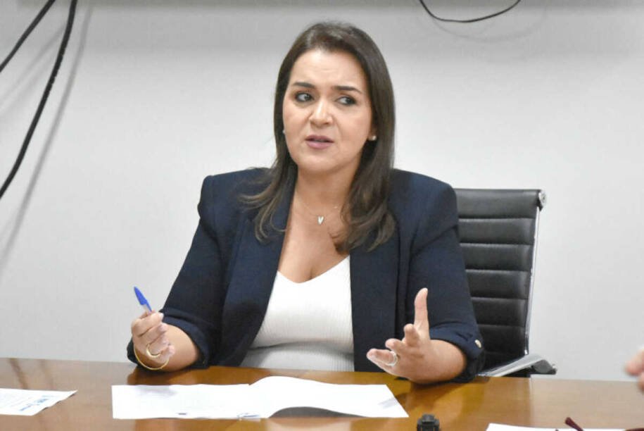 Prefeita Adriane Lopes renova decreto de austeridade e aumenta próprio salário