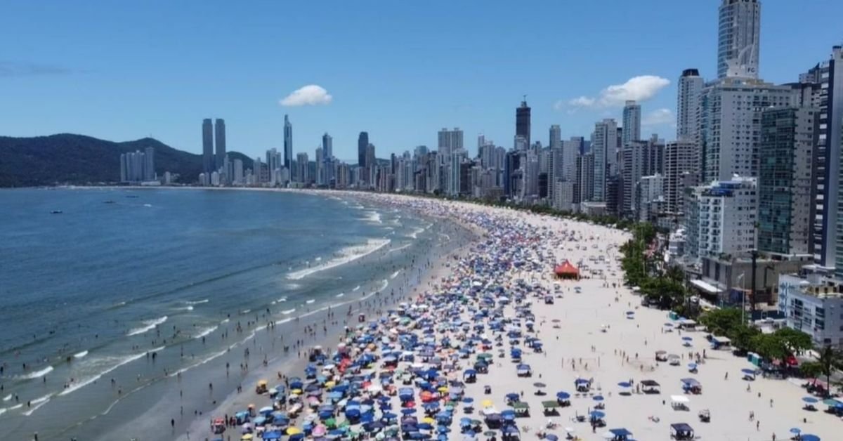 Prefeita Juliana Pavan celebra Praia Central de BC 100% própria para banho