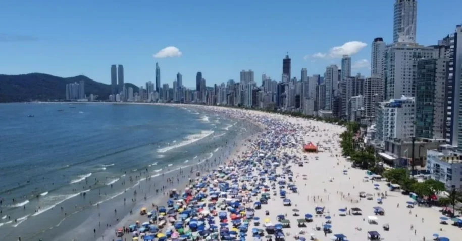 Prefeita Juliana Pavan celebra Praia Central de BC 100% própria para banho