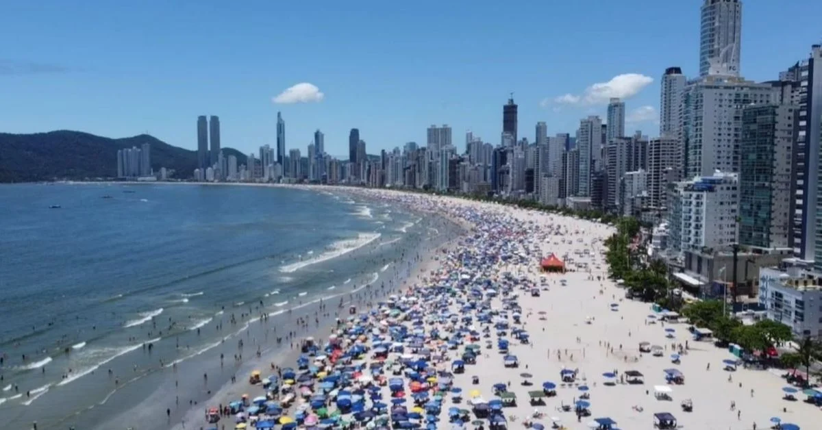 Prefeita Juliana Pavan celebra Praia Central de BC 100% própria para banho