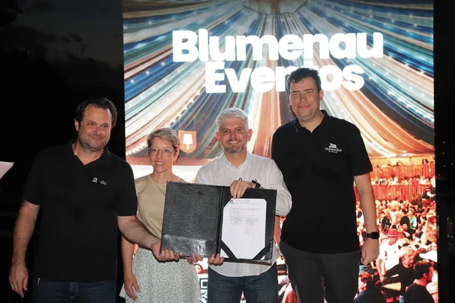 Prefeito Egidio Ferrari celebra lançamento de livro sobre Oktoberfest Blumenau