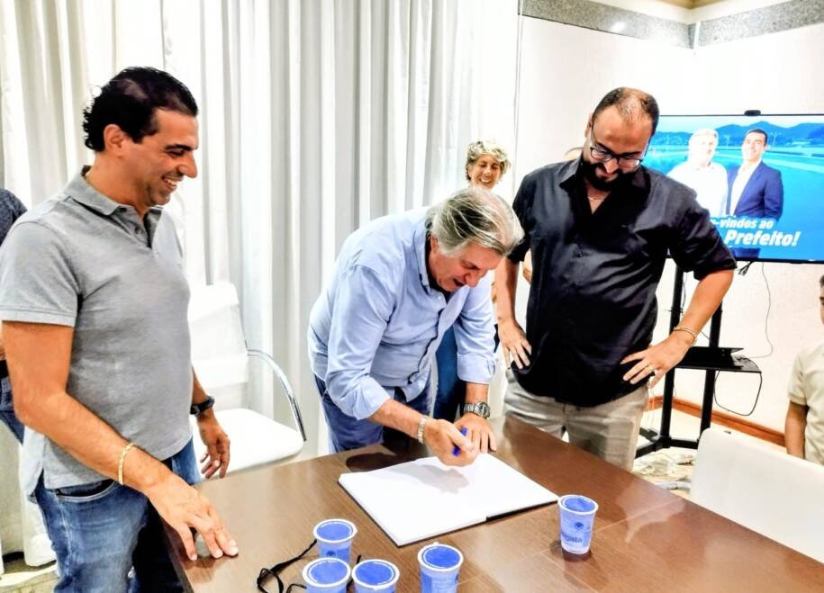 Prefeito Leonel Pavan transmite cargo a Fabiano Olegário; tensão no ar!