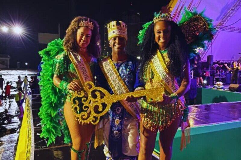 Prefeito Robison Coelho entrega chave da cidade ao Rei Momo e anima foliões em Itajaí