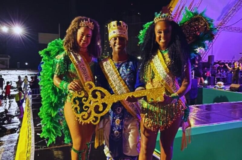 Prefeito Robison Coelho entrega chave da cidade ao Rei Momo e anima foliões em Itajaí