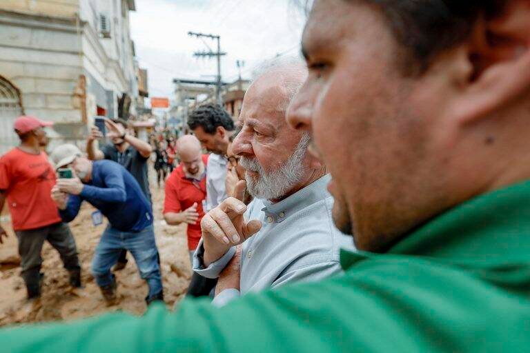 Presidente Lula vistoria cidades mineiras e enfrenta tragédia com 68 mortes