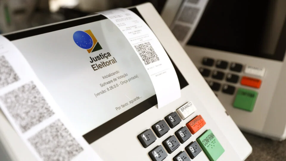Procuradoria-Geral Eleitoral exige regras rígidas de IA para proteger 156 milhões de votantes