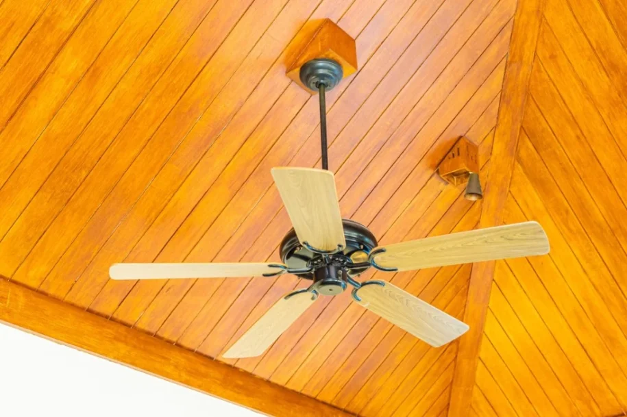 Professora da Estácio alerta: Ventilador de teto pode cair e causar acidentes!