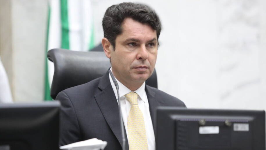 Ratinho Junior definirá pré-candidato ao governo do Paraná até março de 2026