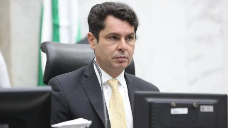 Ratinho Junior definirá pré-candidato ao governo do Paraná até março de 2026