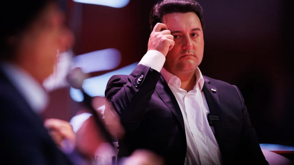 Ratinho Junior lidera PSD, mas Lula e Flávio Bolsonaro dominam pesquisas eleitorais