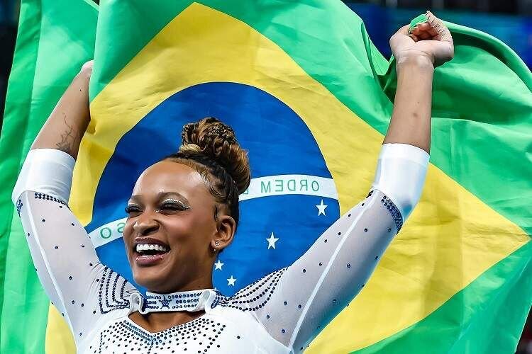 Rebeca Andrade carrega bandeira olímpica e representa Brasil em Milão 2026