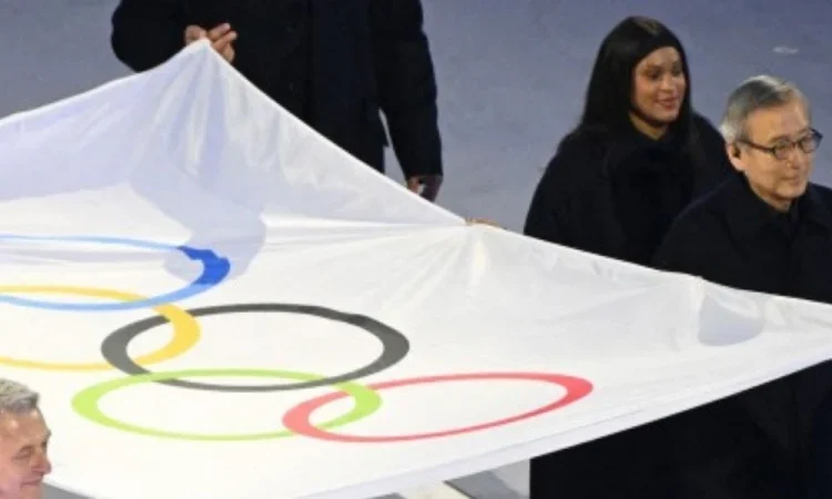 Rebeca Andrade e Eliud Kipchoge carregam bandeira na abertura dos Jogos de Inverno