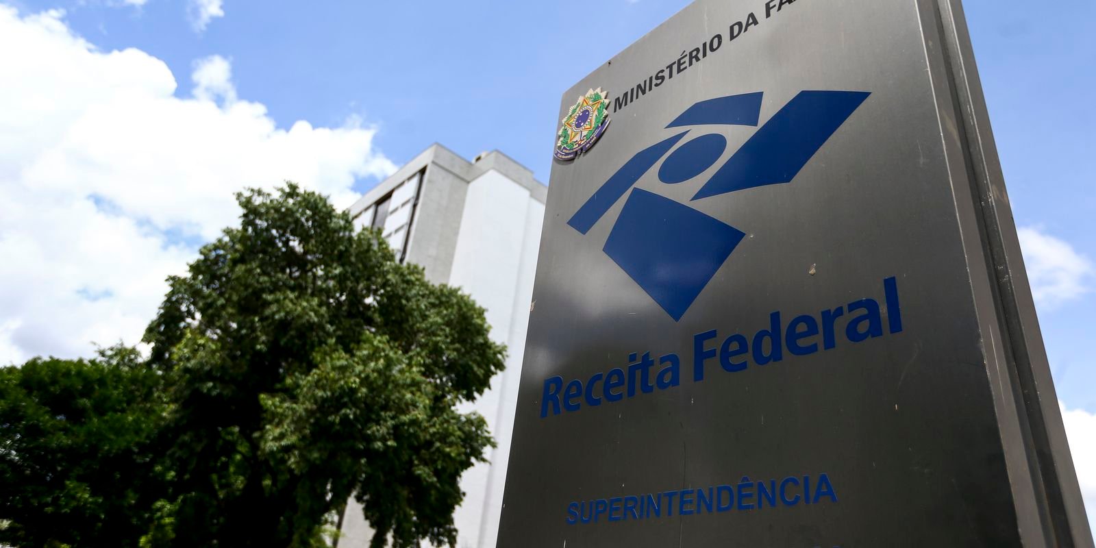 Receita Federal exonera auditor após investigação por acesso indevido a dados fiscais