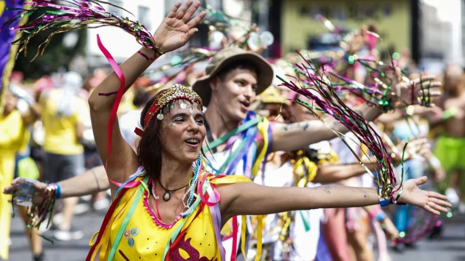 Rio de Janeiro define Carnaval como feriado, enquanto empresas decidem folga em 2026