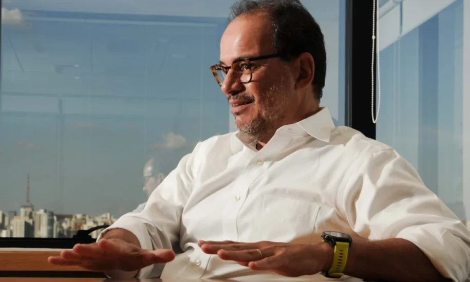 Rodrigo Azevedo alerta: fragilidade fiscal do Brasil pode gerar crise rápida