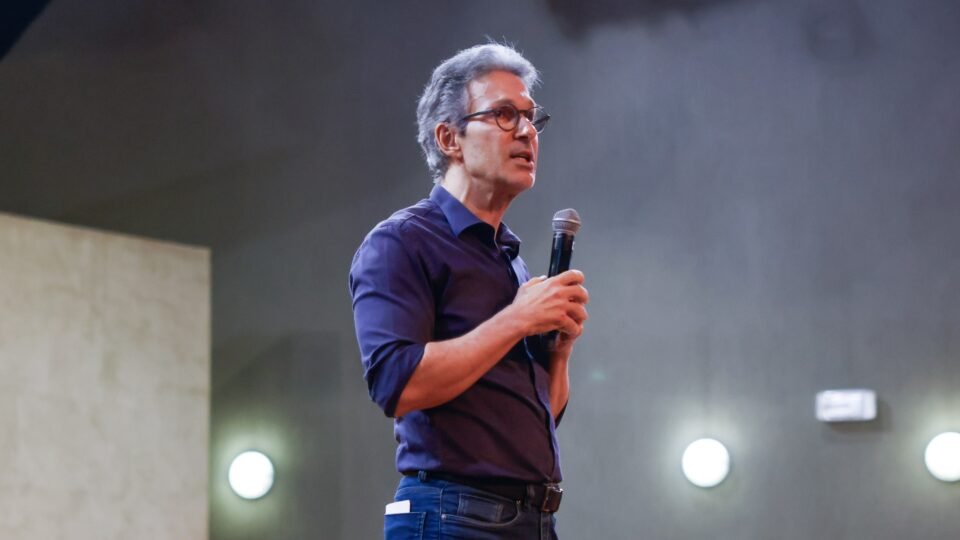 Romeu Zema elogia Flávio Bolsonaro e critica STF como 'câncer' do Brasil