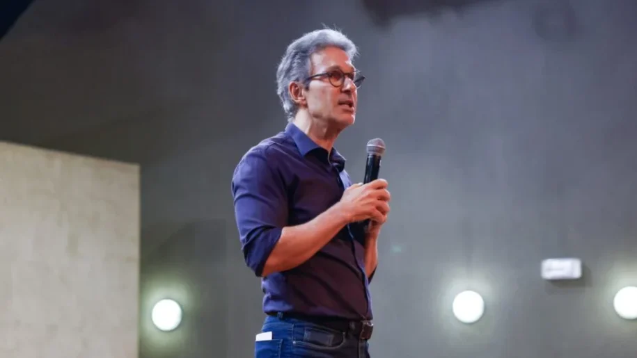 Romeu Zema elogia Flávio Bolsonaro e critica STF como ‘câncer’ do Brasil