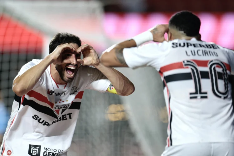 São Paulo derrota Grêmio por 2 a 0 e assume liderança provisória do Brasileirão