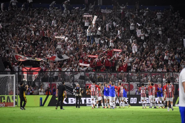 São Paulo supera Bragantino e avança no Paulistão, mas perde Morumbi para shows
