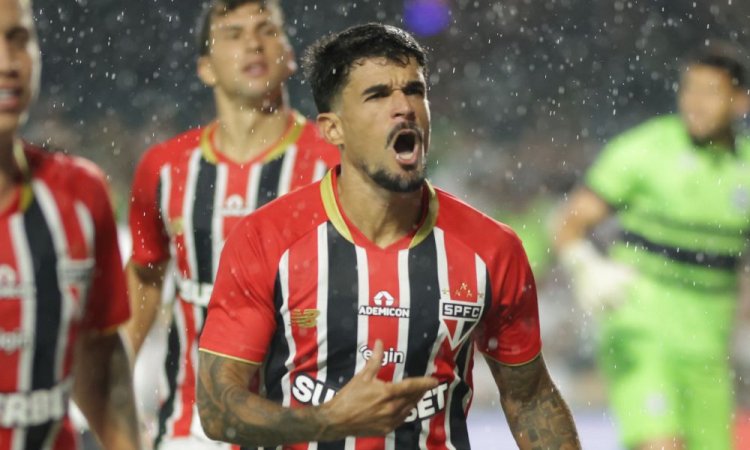 São Paulo supera Coritiba com pênalti de Cauly e se aproxima da liderança