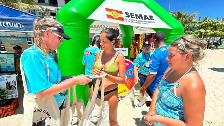Secretaria do Meio Ambiente promove ação de conscientização na Praia de Canasvieiras