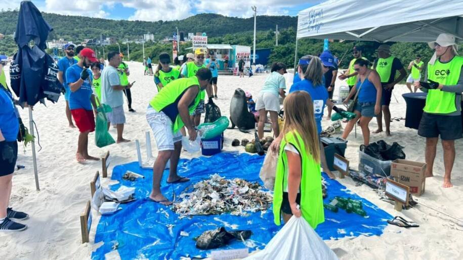 Semae e Dazum Banho promovem ações contra lixo na Praia de Jurerê, SC
