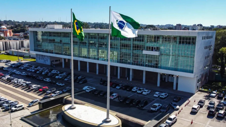 Sergio Moro lidera pesquisas, mas enfrenta crise interna enquanto Ratinho Junior decide futuro