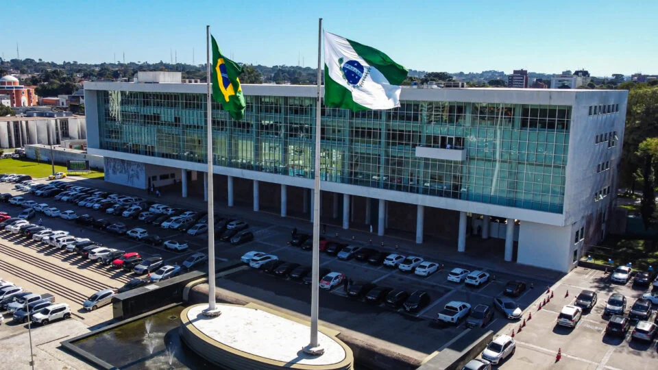 Sergio Moro lidera pesquisas, mas enfrenta crise interna enquanto Ratinho Junior decide futuro