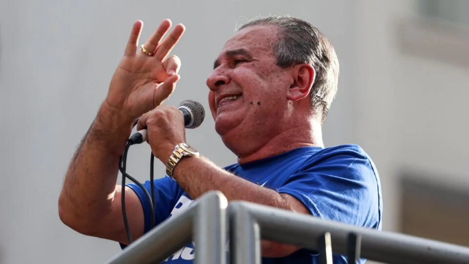 Silas Malafaia sugere que Eduardo Bolsonaro deve ficar calado para ajudar Flávio