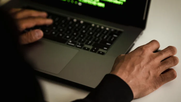 Spyware ZeroDayRAT ataca Android e iOS e expõe um bilhão de celulares vulneráveis